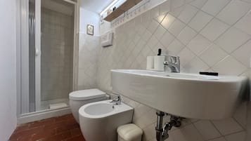 Chuveiro, secador de cabelo, bidê