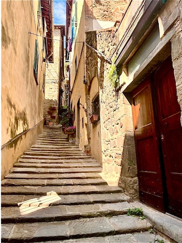 City / Village Apartment in Cortona with 1 bedrooms sleeps 2