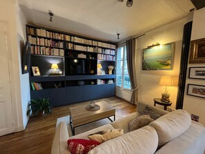 Living area - Appartement Typiquement Parisien, Sécurisé et Central ! (Paris)