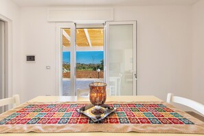 Una mesa de comedor con un mantel colorido y un candelabro decorativo.
