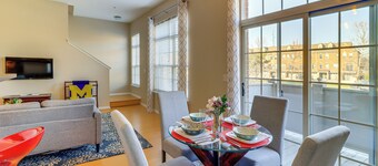 Michigan Townhome w/ Smart TV: 25 Mi to Detroit!