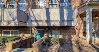 Michigan Townhome w/ Smart TV: 25 Mi to Detroit!