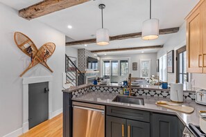 Apartment (Bearfoot Lodge) | Private kitchen