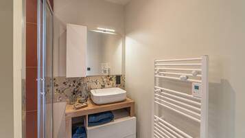 SĂšche-cheveux, serviettes fournies