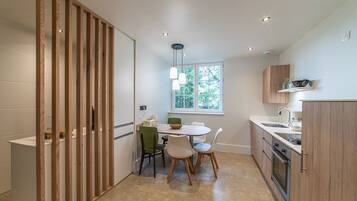 Réfrigérateur, micro-ondes, four, lave-vaisselle