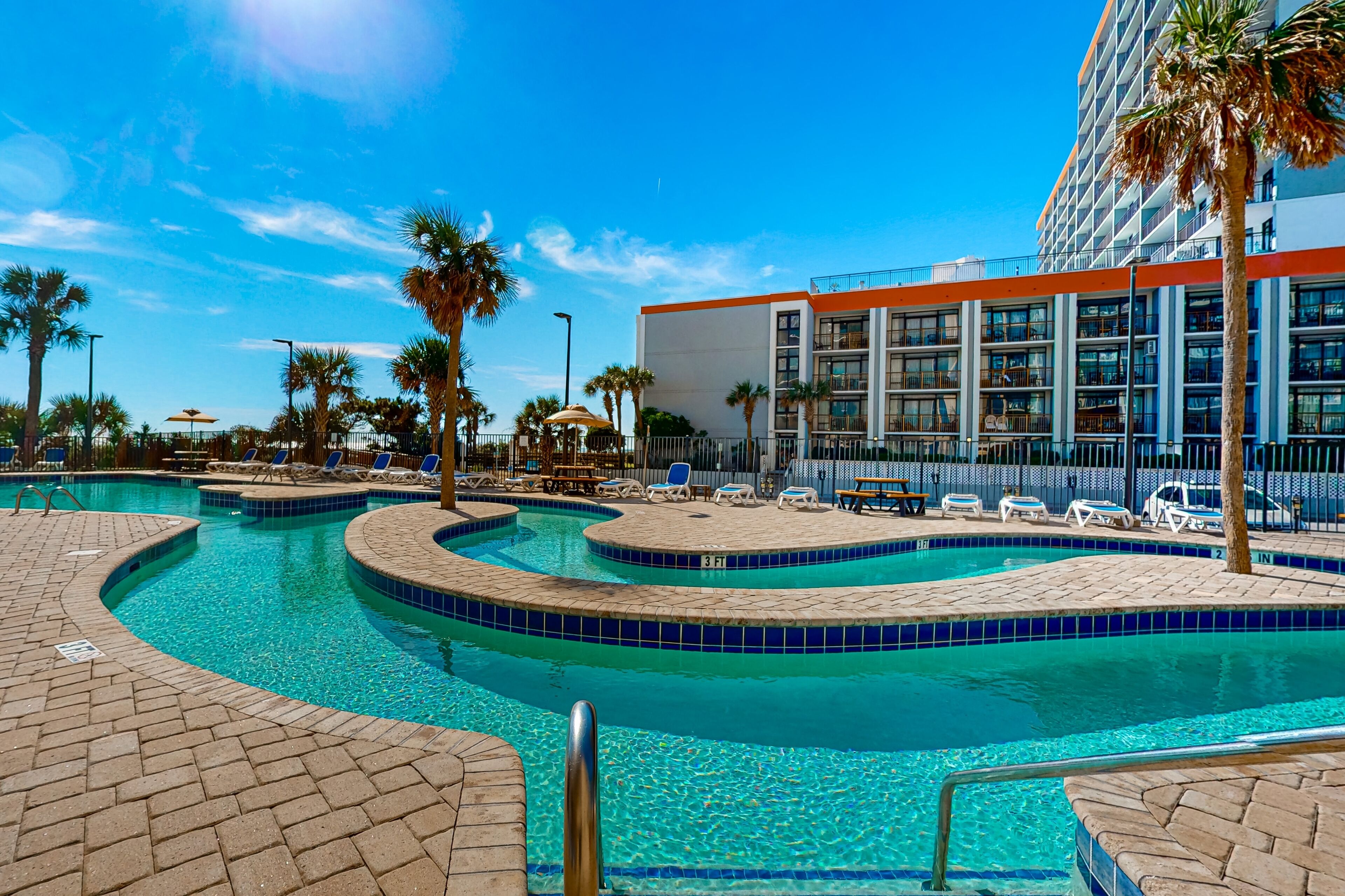 Innendørsbasseng og et oppvarmet basseng