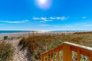 On the beach - Newly renovated beachfront studio with pools, hot tub, fitness room (Myrtle Beach)