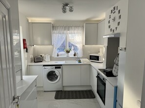 Casa | Cuina privada | Frigorífic, microones, forn i placa de cuina 