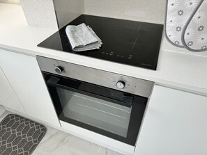 Casa | Cuina privada | Frigorífic, microones, forn i placa de cuina 