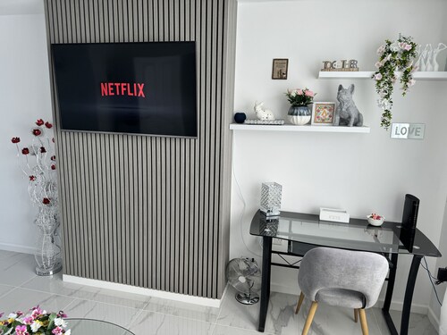 Modern 3-bed Hideaway Near Westgate With Parking