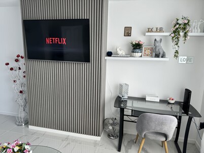 Modern 3-bed Hideaway Near Westgate With Parking