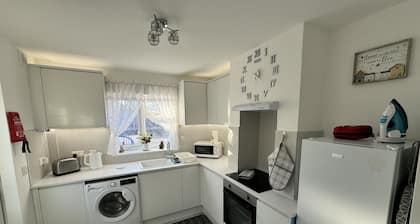 Modern 3-bed Hideaway Near Westgate With Parking