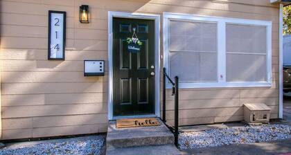 Comfy Downtown Gem ~ Workspace ~ Parking