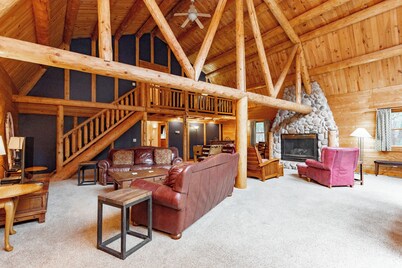 Family & Dog Friendly Escape w/ 2 Hot Tubs