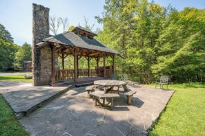 Outdoor dining - Cozy Dog Friendly Retreat w/ Hot Tub & Views (McHenry)