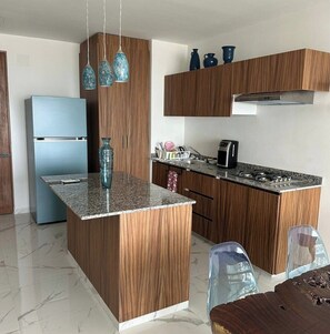Fridge, oven, stovetop, coffee/tea maker