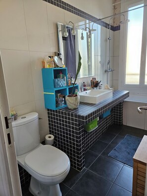 Sèche-cheveux, serviettes fournies, savon, shampoing