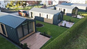 A modern residential complex with multiple houses featuring sloped roofs and large windows. - Holiday Home 2 (Sohren)
