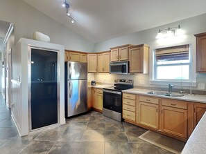 Frigorífico, microondas, horno y placa de cocina