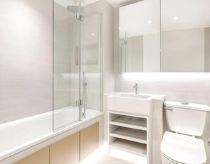 Apartment | Badezimmer | Dusche, Handtücher