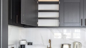 Apartment | Private kitchen - Impeccable 2-bed Apartment in London (London)