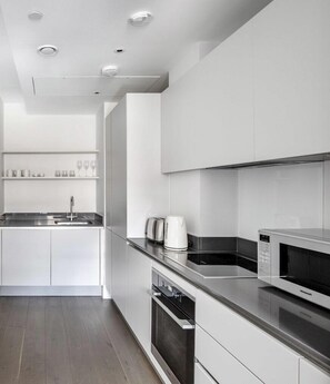 Apartment | Private kitchen | Fridge, microwave, oven, stovetop - Cozy 2 Bedrooms by Shoreditch (London)
