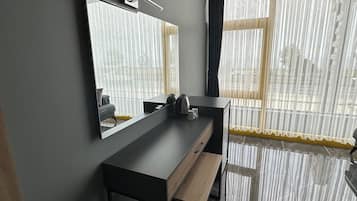 1 bedroom, Egyptian cotton sheets, premium bedding, desk