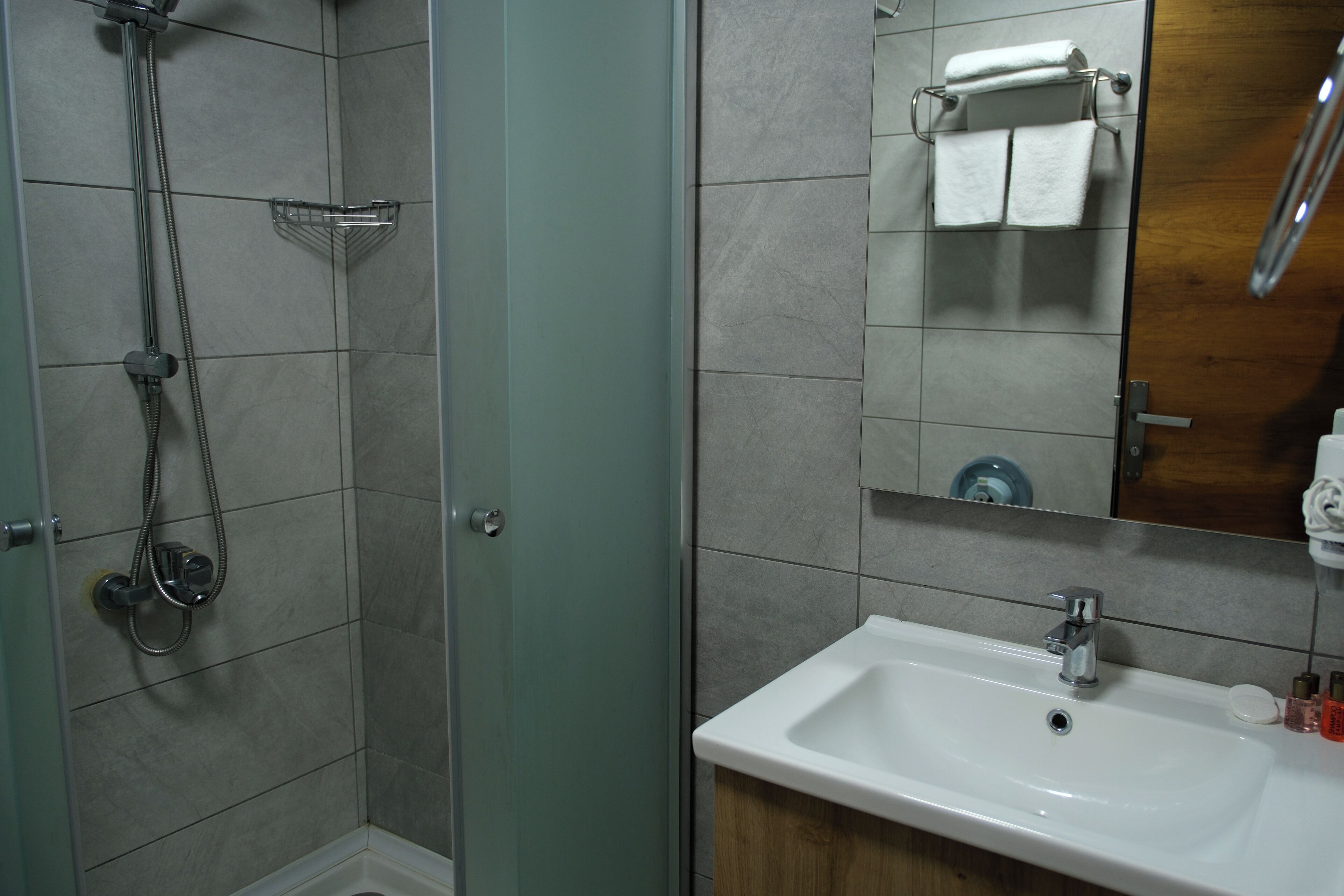 Shower, rainfall showerhead, free toiletries, hair dryer