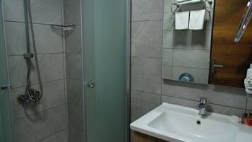 Shower, rainfall showerhead, free toiletries, hair dryer