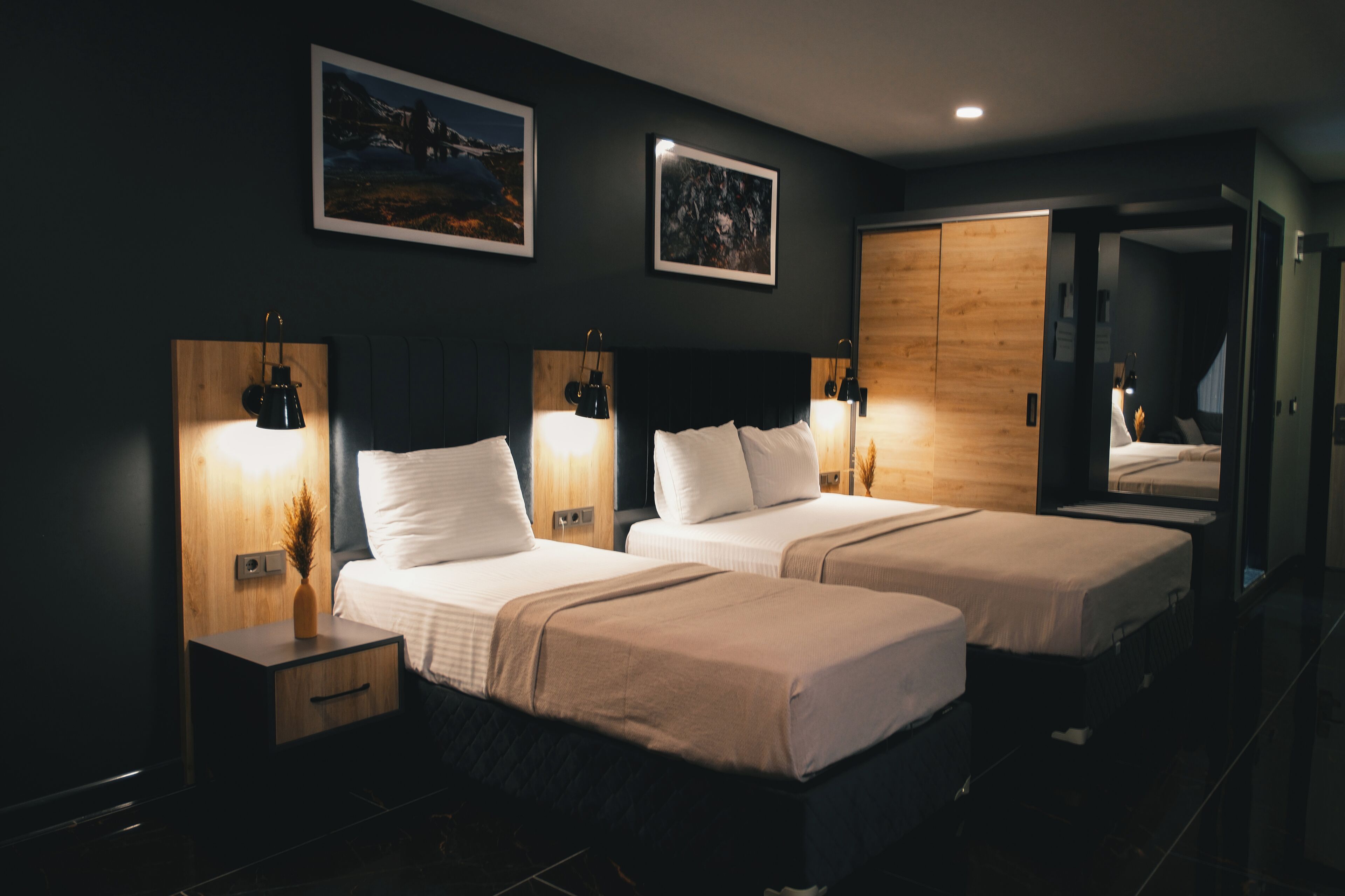 Habitación triple Deluxe, vistas a la montaña | Ropa de cama de alta calidad y espacio para trabajar con un portátil