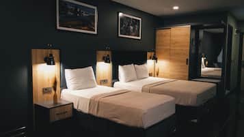 Habitación triple Deluxe, vistas a la montaña | Ropa de cama de alta calidad y espacio para trabajar con un portátil