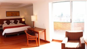 Habitación Deluxe, balcón | Sistema de insonorización, wifi gratis, ropa de cama