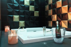 Deluxe Suite, 1 Queen Bed, Non Smoking, Jetted Tub for a fee | Private spa tub - Kreart Suite & Rooms (Crotone)