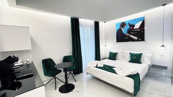 Camera Deluxe, 1 letto queen, non fumatori, balcone | 1 camera, biancheria da letto di alta qualità, materassi a doppio strato
