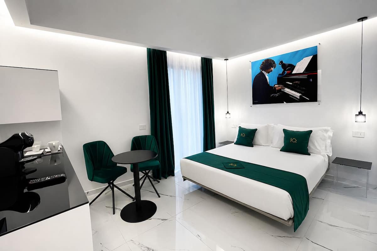 Deluxe Room, 1 Queen Bed, Non Smoking, Balcony | Premium bedding, pillowtop beds, free minibar items