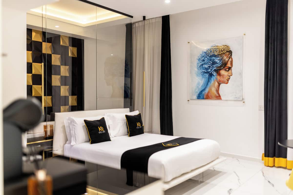 Deluxe Suite, 1 Queen Bed, Non Smoking, Jetted Tub for a fee | Roupas de cama premium, camas com colchões pillow-top