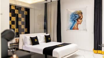 Deluxe Suite, 1 Queen Bed, Non Smoking, Jetted Tub for a fee | Ropa de cama de alta calidad y colchones con acolchado adicional