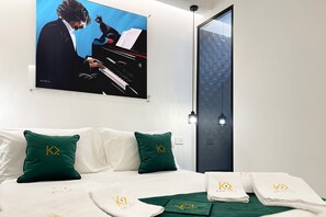 Deluxe Room, 1 Queen Bed, Non Smoking, Balcony | Premium bedding, pillowtop beds, free minibar items - Kreart Suite & Rooms (Crotone)