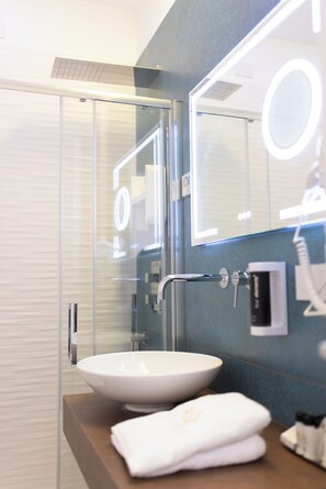 Deluxe Room, 1 Queen Bed with Sofa bed, Non Smoking, Private Bathroom | Bathroom | Designer toiletries, hair dryer, slippers, bidet - Kreart Suite & Rooms (Crotone)