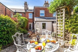 Outdoor dining - Stylish 2BR Chic Home w/Garden, On-Street Parking (Winchester)