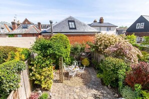 Outdoor dining - Stylish 2BR Chic Home w/Garden, On-Street Parking (Winchester)