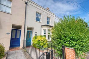 Exterior - Stylish 2BR Chic Home w/Garden, On-Street Parking (Winchester)