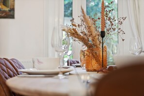 Dining - Stylish 2-BR Central Location,Sleeps 6, Winchester (Winchester)