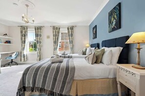 2 bedrooms, iron/ironing board, free WiFi, bed sheets - Stylish 2BR Chic Home w/Garden, On-Street Parking (Winchester)