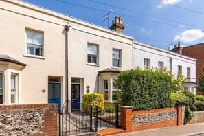 Exterior - Stylish 2-BR Central Location,Sleeps 6, Winchester (Winchester)