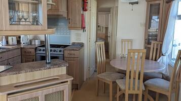 Chalet | Private kitchen | Fridge, microwave, oven, stovetop