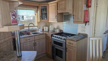 Chalet | Private kitchen | Fridge, microwave, oven, stovetop