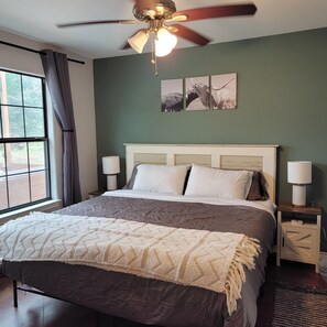3 bedrooms, iron/ironing board, WiFi, bed sheets - Cowboy Pool Oasis (Bastrop)