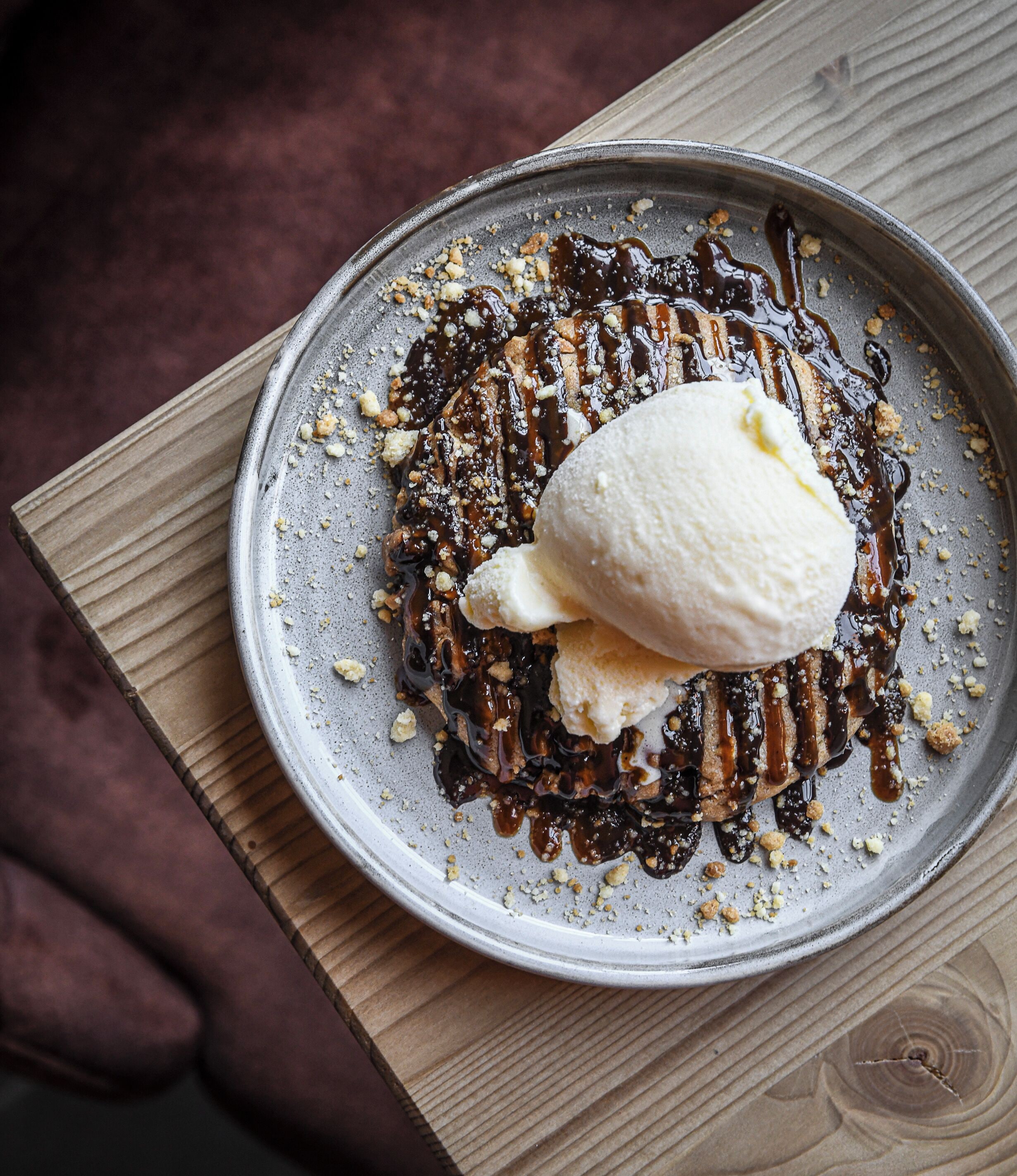 Un postre con helado en un plato.