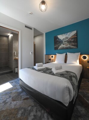 雙人房 | 書桌、筆電工作空間、免費無線上網、床單